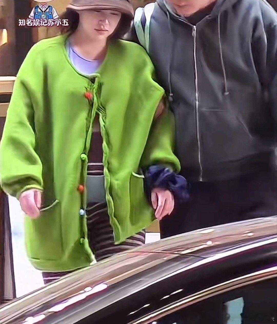 阚清子下台阶老公贴心搀扶一直不理解为什么一直把重点放在她老公的长相上呢？重点不应