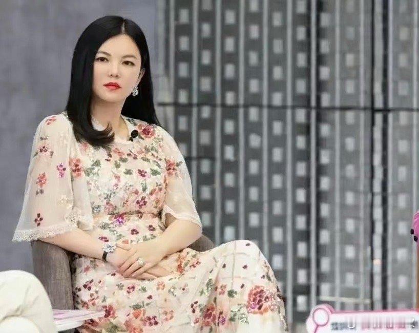 李湘是典型的富婆相，大方脸短而宽有肉，天庭饱满 ​​​