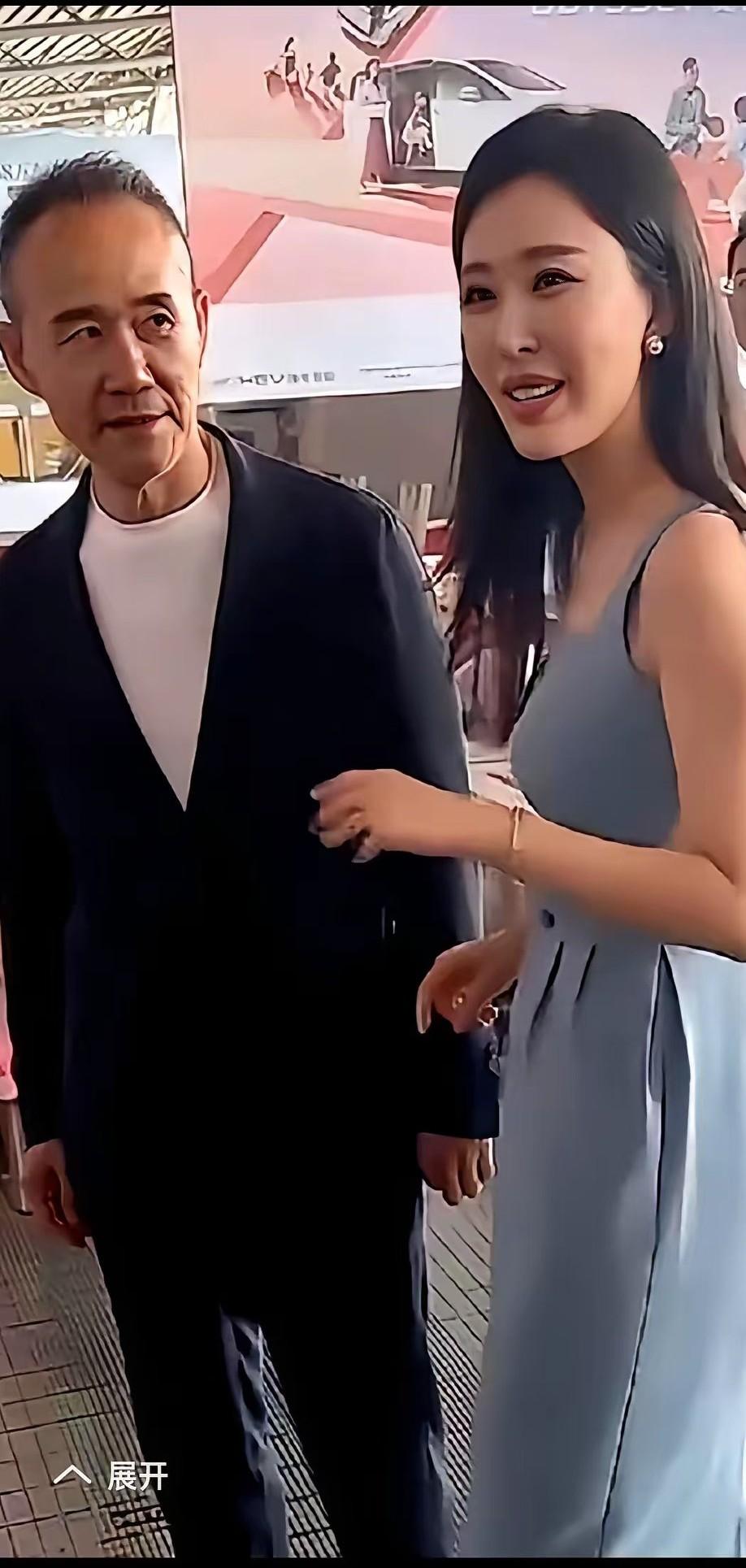 网上都在传他俩婚变了，突然感觉这位大佬爱的好卑微！

也有人说，他年轻时没有正常