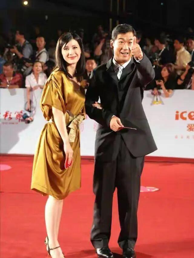 挽着张国立胳膊的这一位女明星是谁呀？本人比电视剧里看到的要美艳大气，身材高挑又漂