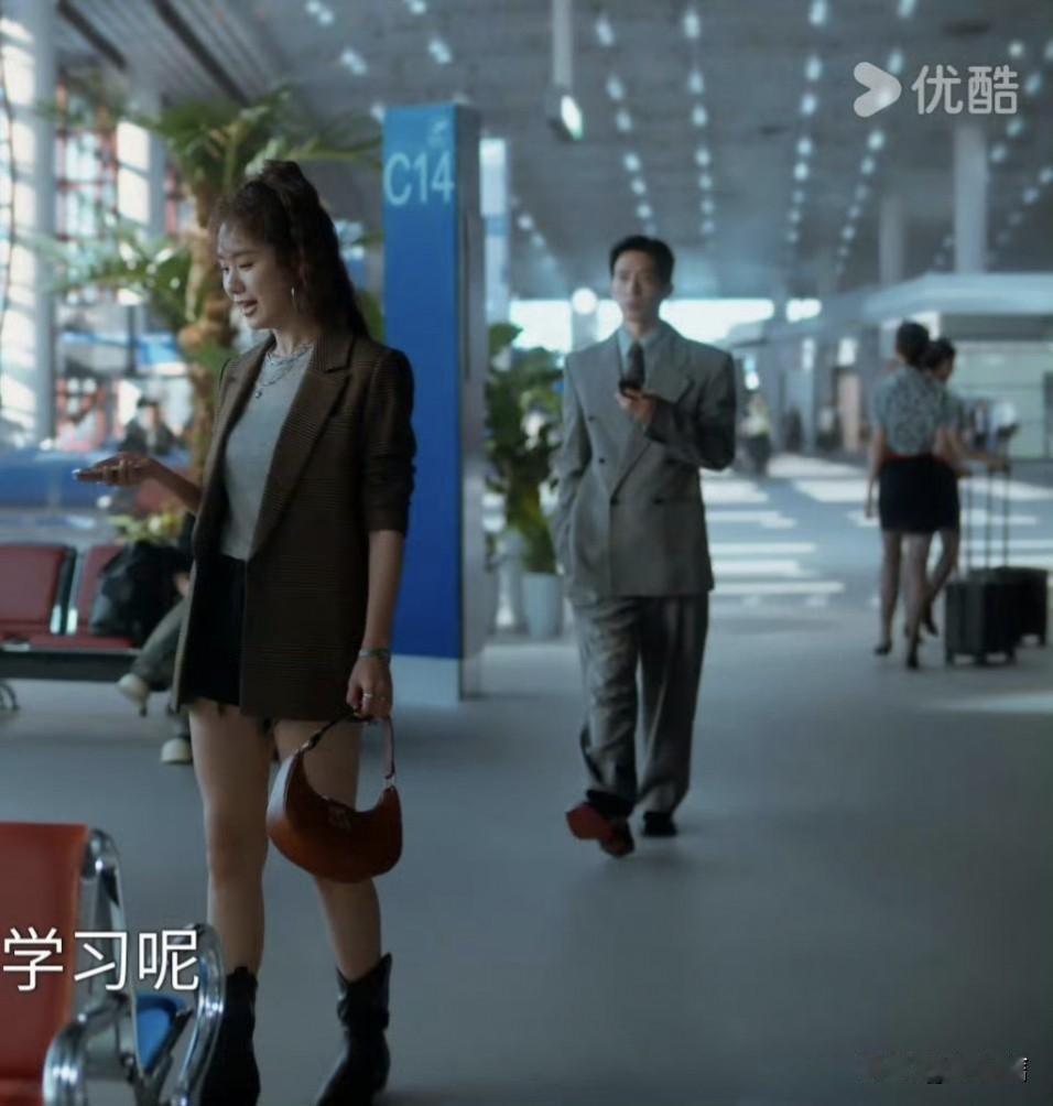 原以为五五分霸道总裁就够离谱了，如今内娱又来了个六四分，乍一眼还以为身高1米4的