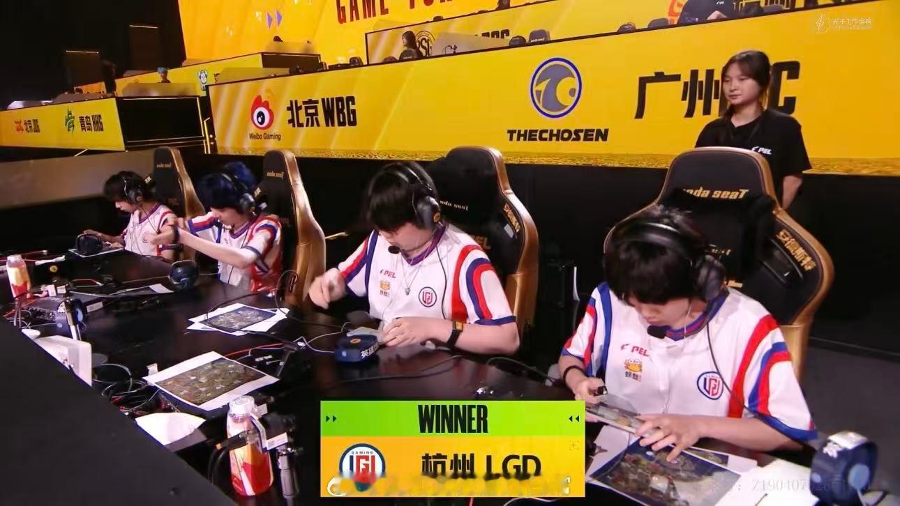 LGD夏季赛海岛吃鸡 LGD战术执行到位，全员发力，海岛对局成功吃鸡！继续火力全