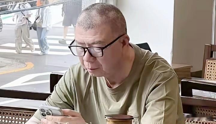 风水轮流转，世事有轮回。
如今的“冯导”没了顺势时的嚣张跋扈，看上去就一个落寞的