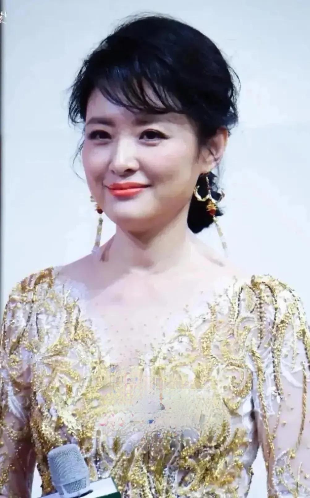 谁还记得春晚舞台上光彩照人的周涛？当年一袭华服，落落大方，是无数人心中难忘的主持