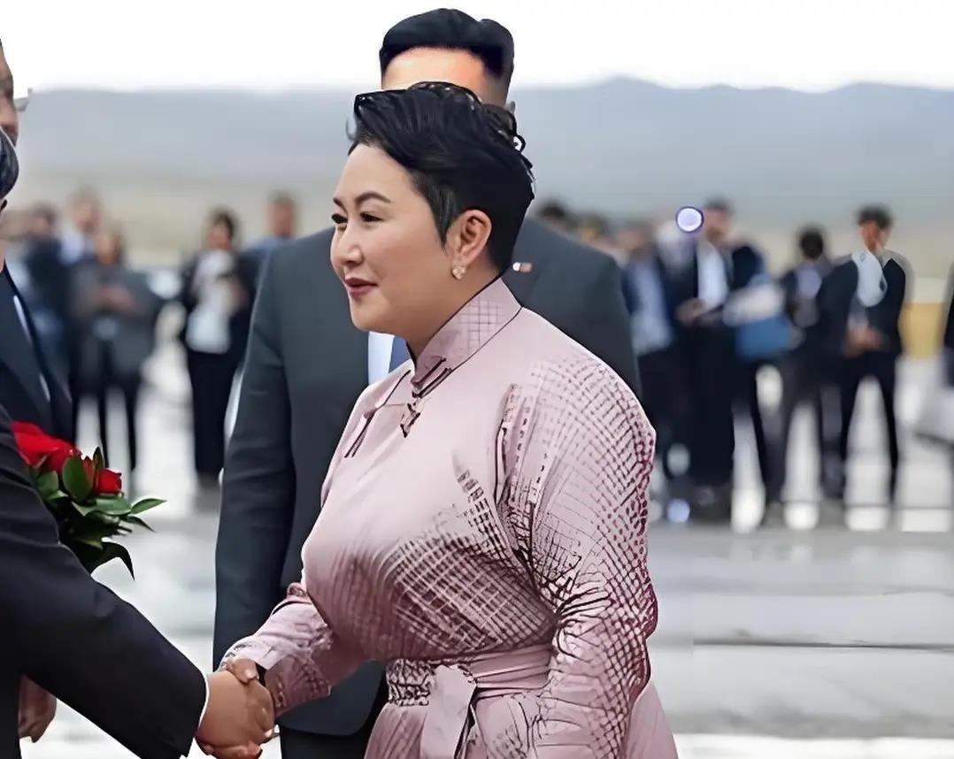 蒙古国这位女外长，越了解越觉得有意思。

出生在蒙古国南部巴彦洪戈尔省草原上的巴