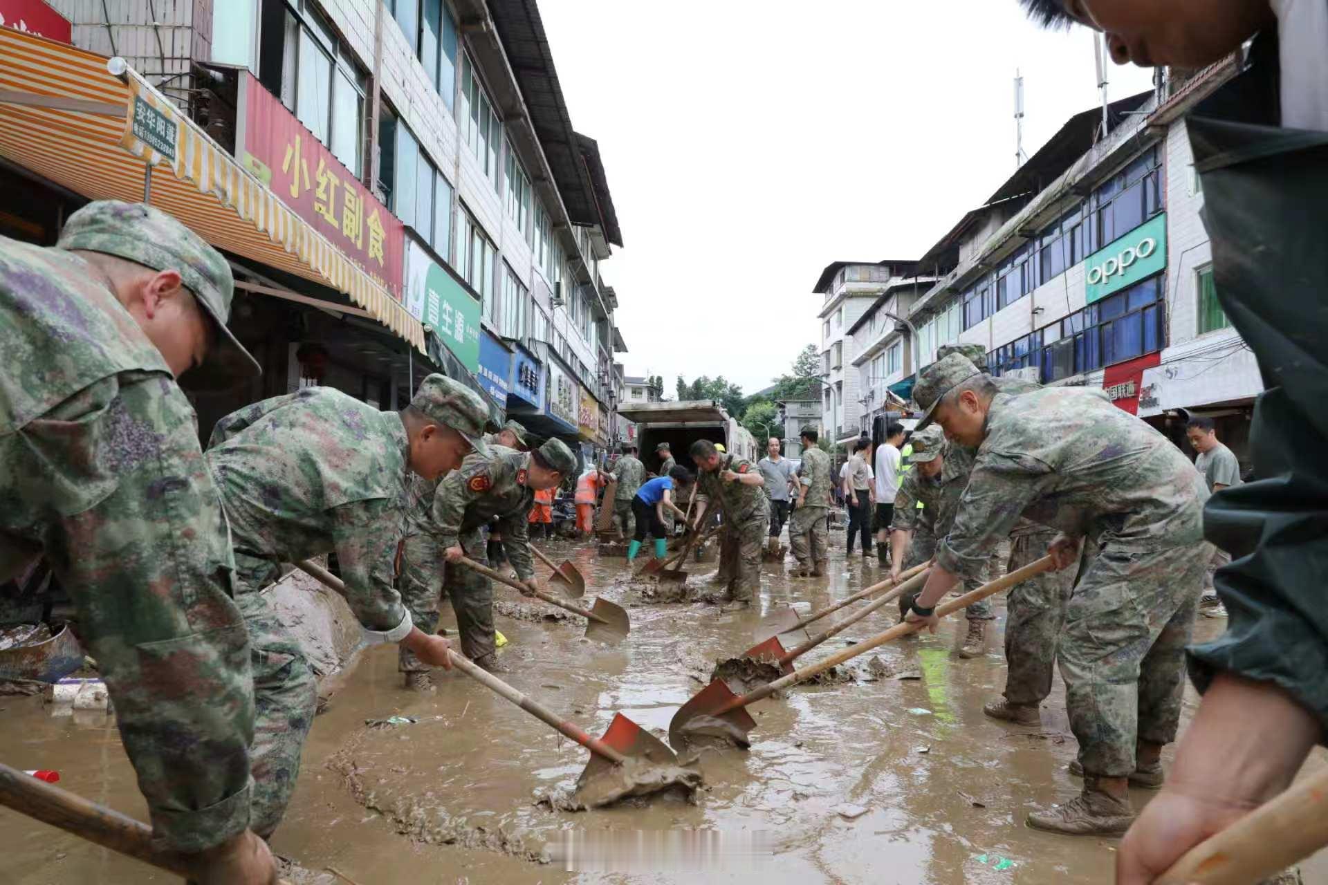 【百余名民兵紧急驰援遵义】6月7日凌晨，贵州省遵义市红花岗区遭遇短时强降雨，河流