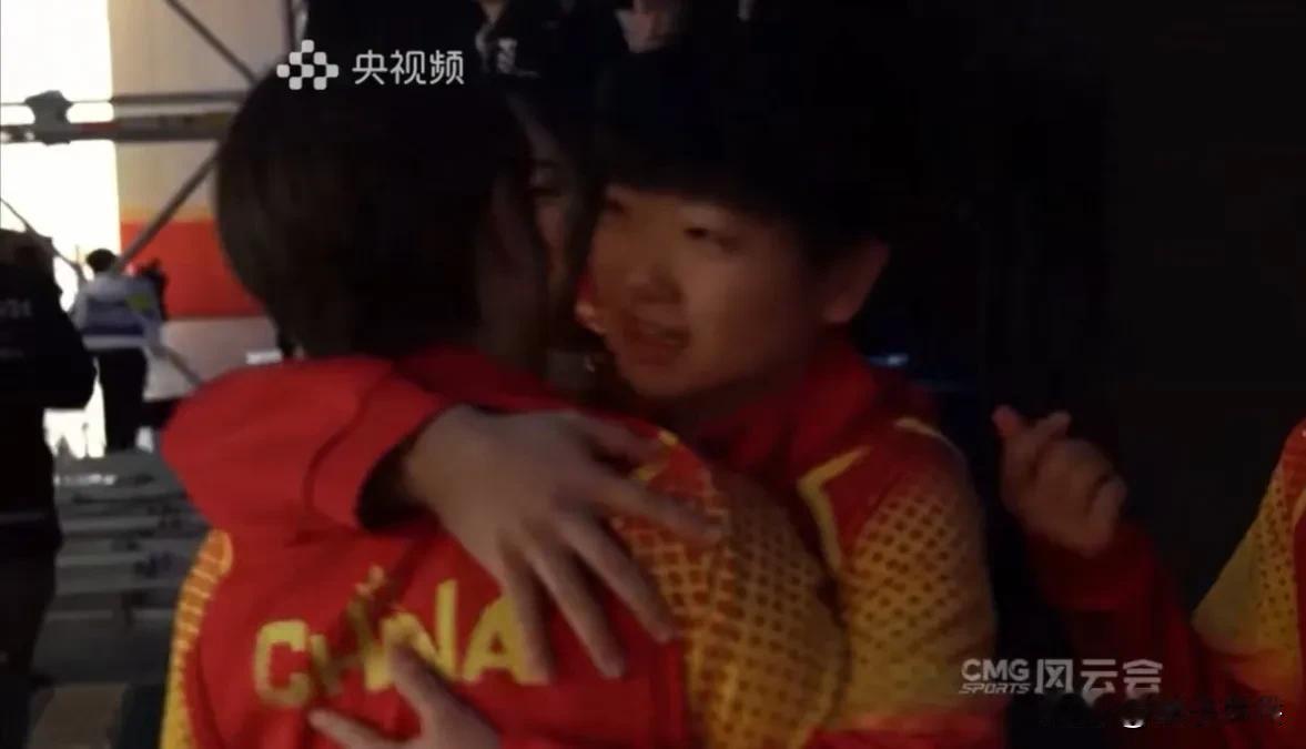 孙颖莎拥抱王艺迪
原来王艺迪在后台也哭的稀里哗啦，只是没在镜头前流泪，天使小莎看