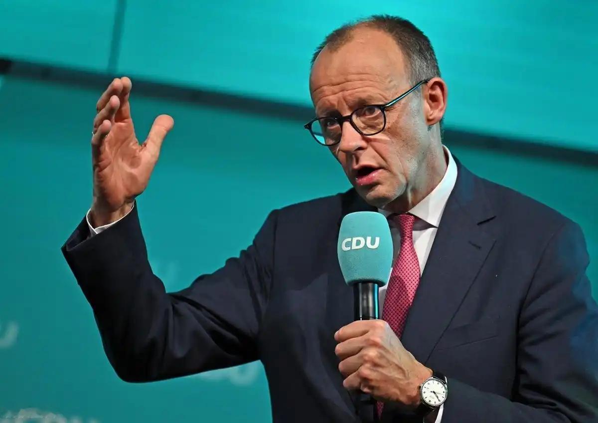 默茨“开窍”让俄罗斯成为欧洲一份子，这事儿还挺值得说道。
此前默茨对俄态度那叫一