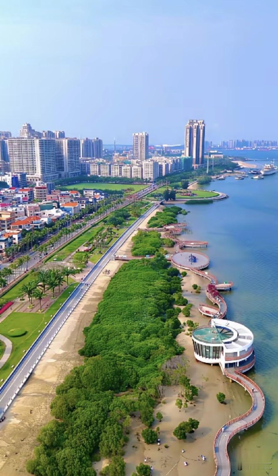 湛江是一座滨海城市，海湾嵌在城区腹地，放眼国内，这样得天独厚的条件着实少有。既然