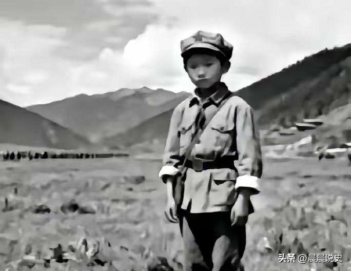 1935年，13岁小红军罗玉琪过草地时因腹痛离队，转身便与大部队失散。茫茫荒原寂