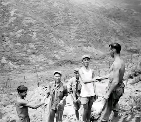 1953年7月28日，在朝鲜战争停战协定正式生效之后，三八线前沿的志愿军与美军纷