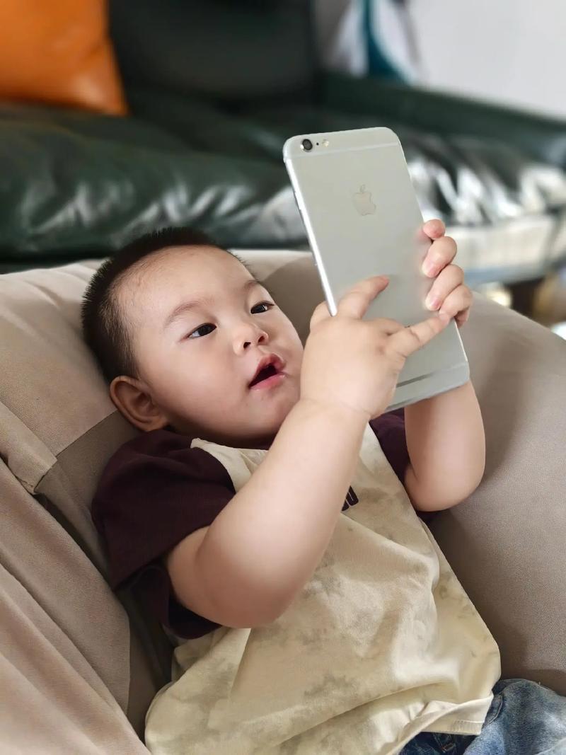 孩子玩手机会变笨是真的吗？各位家长一定注意了！

近年来，随着智能手机的普及，父