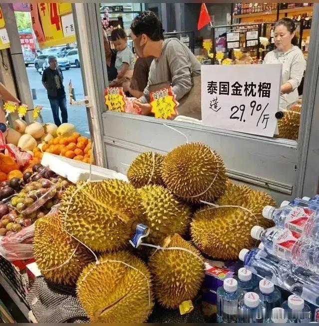 京城榴莲行情迎来大变动 平价鲜果撬动夏日消费新风潮
 
时令鲜果市场向来行情起伏
