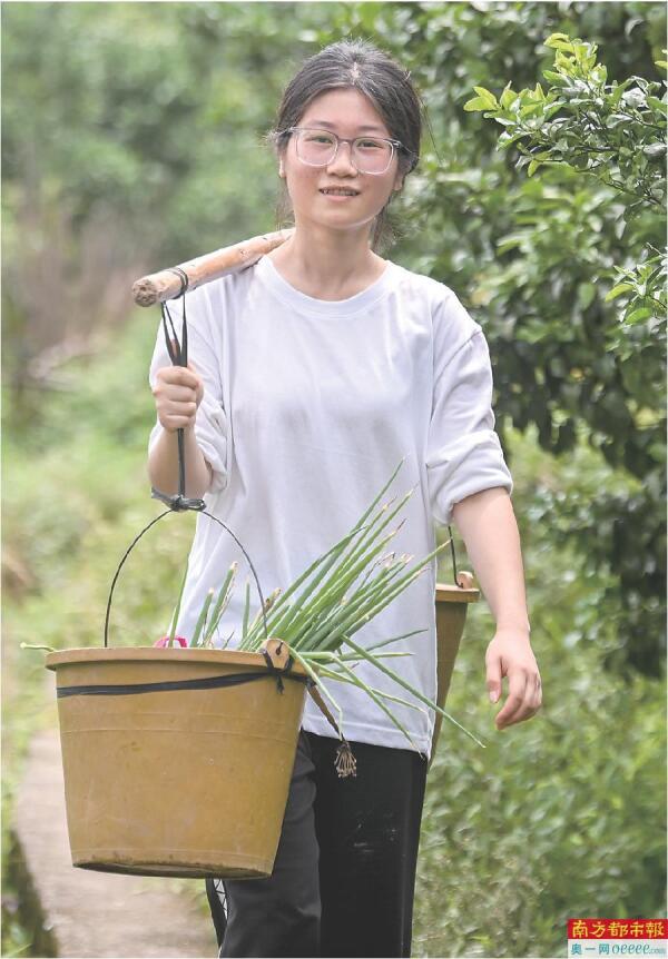 “扁担女孩”婉拒资助 找到暑假工时薪12元