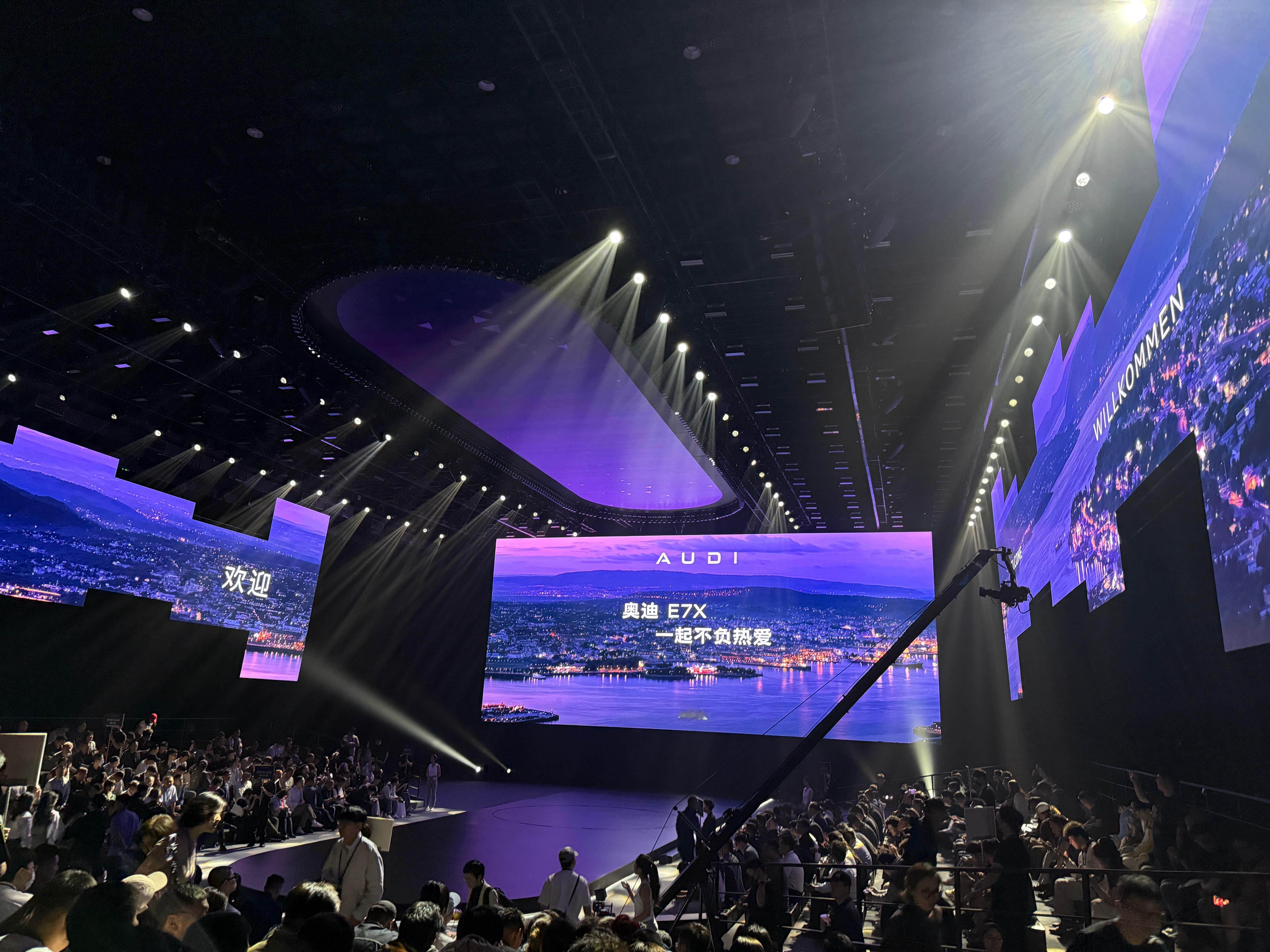 来参加奥迪 E7X 预售发布会了～这次活动好热闹，办在成都最繁华的商业区，承包了
