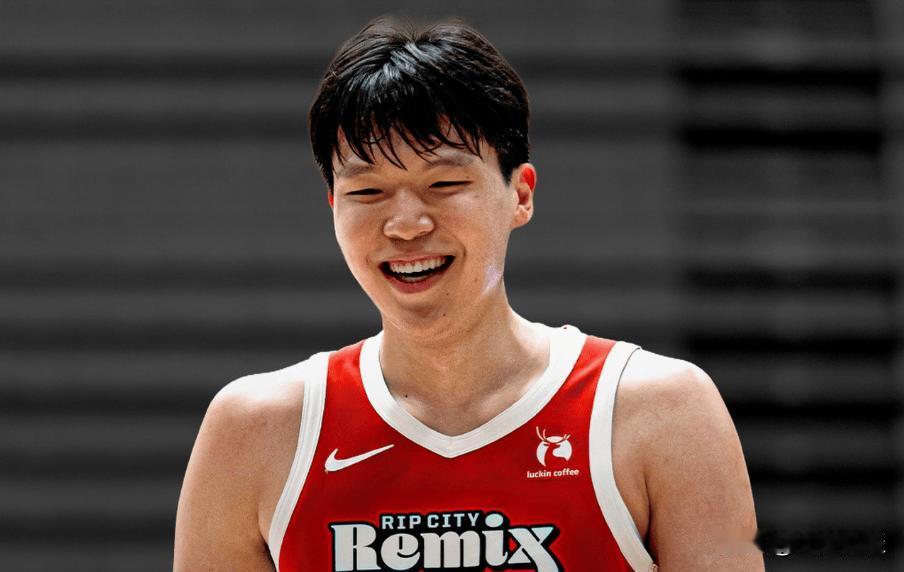 换个视角看球，杨瀚森比刚去NBA的时候真的壮了不少！！

抛开其他的不谈，NBA