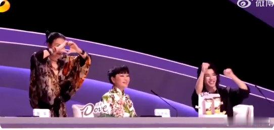 何炅的 “这是我活该的” 直接把氛围拉满！主动加晋级名额，幽默回应体现高情商，那