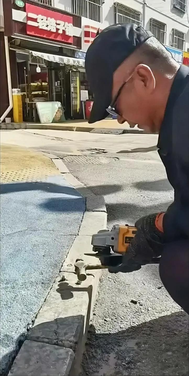 这是一位老弟在锯掉地上的螺栓，并用锤子🔨把它和地面砸平的视频照片，要不然，不知