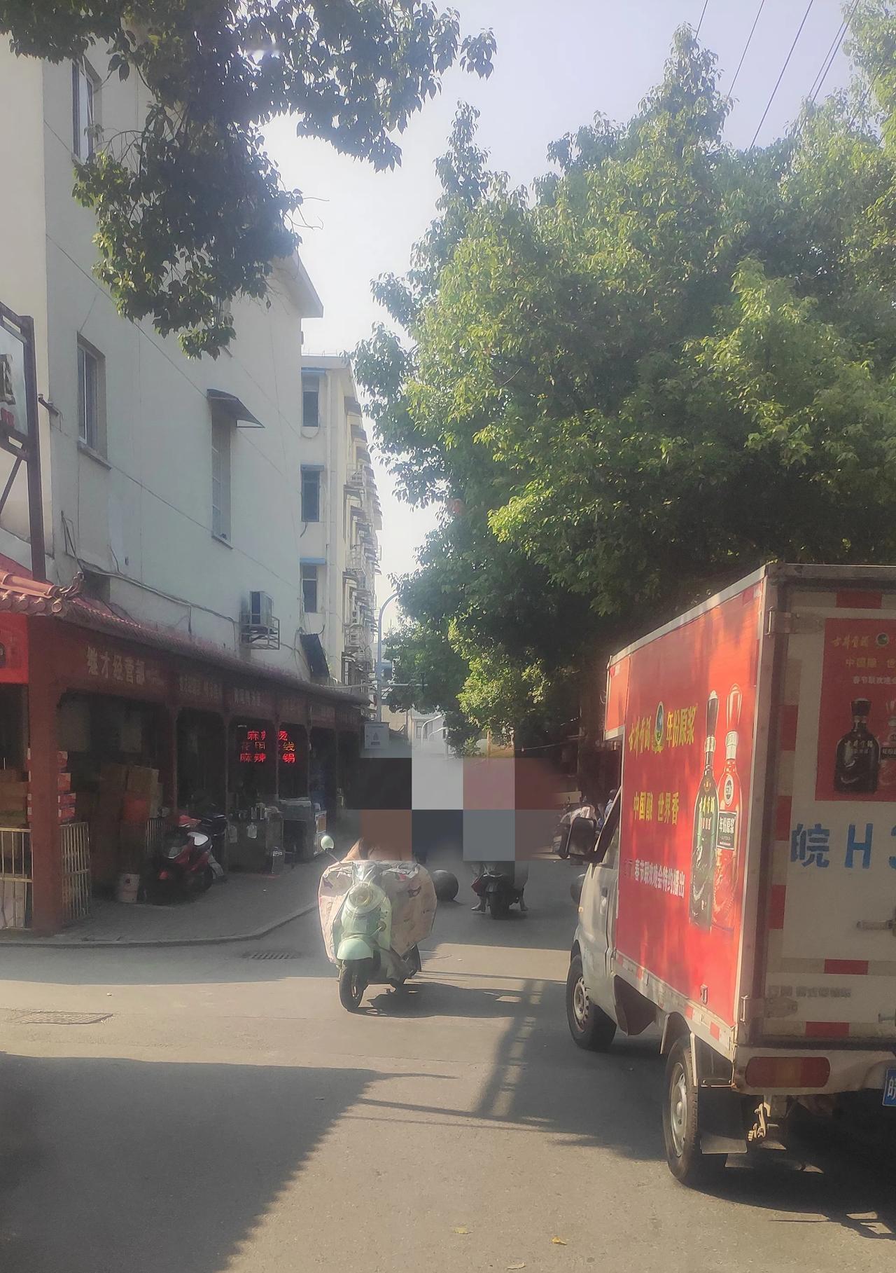 #生活的烟火气息#10家店铺转让或关门，曾经人满为患的剧团巷如今冷冷清清，只剩记