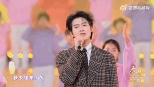 魏大勋独唱 魏大勋独唱《向阳自有花开》满是治愈感。“就算逆着风飞也无所畏惧”的歌