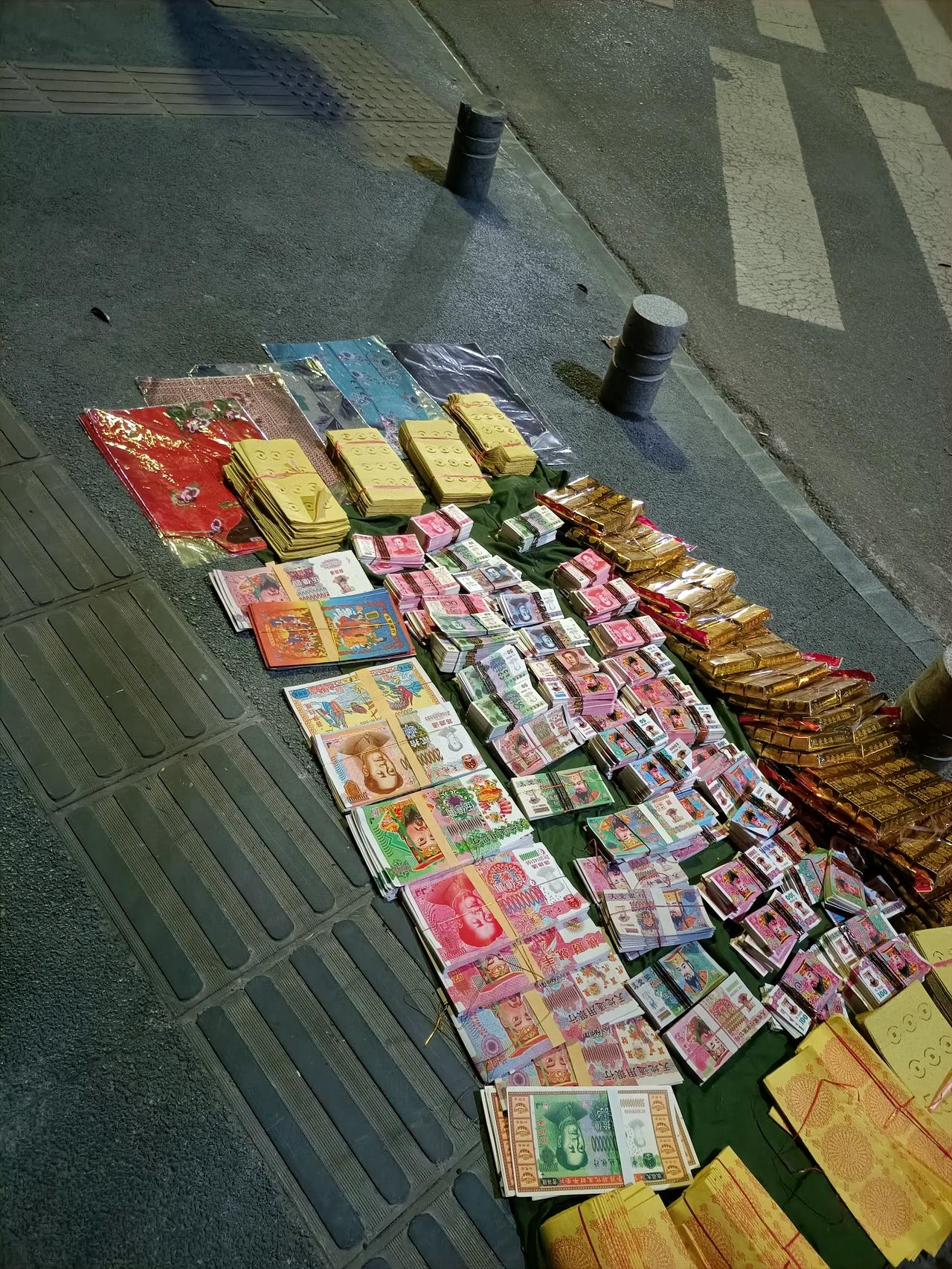 不懂就问！
前几天清明节，发现以前人行道上都放几个铁桶，用于祭奠亲人的纸钱烧过的