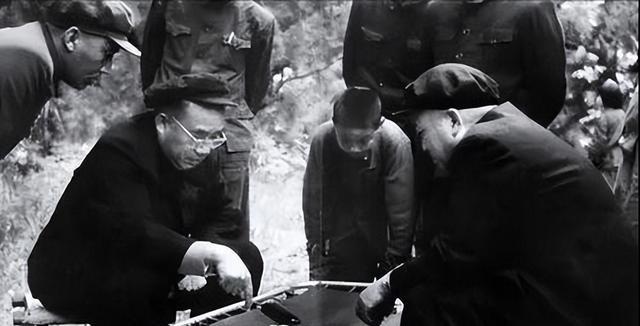 1955年授衔时，志愿军军长回村种地不予授衔，朱老总大怒，不能没他。在经过多轮评