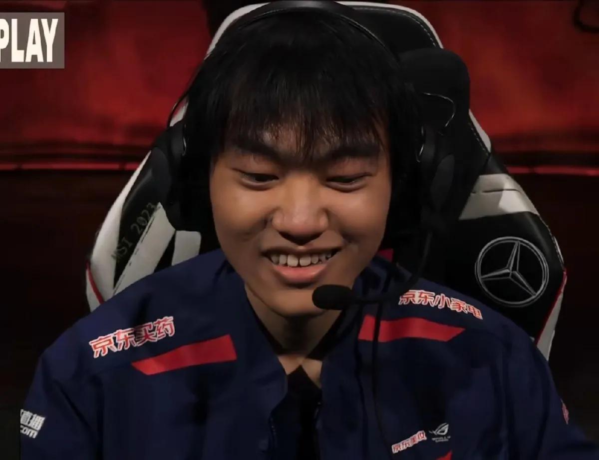 沉默了，第一局有多开心，第三局就有多伤心，JDG战队该怎么调整啦？
要不多来一个