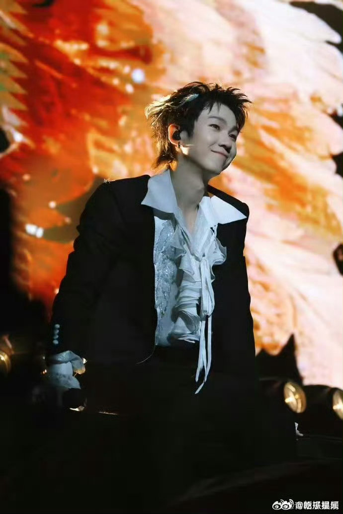 白举纲亲自为粉丝唱婚礼进行曲 白举纲怕不是偷偷学了“浪漫咒语”？粉丝刚提一嘴相关