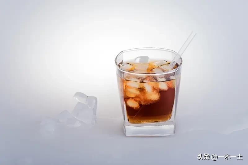 我还挺纠结要不要为了健康少吃冷饮的。以前夏天我一天能炫两三根冰棍，冰可乐也是吨吨