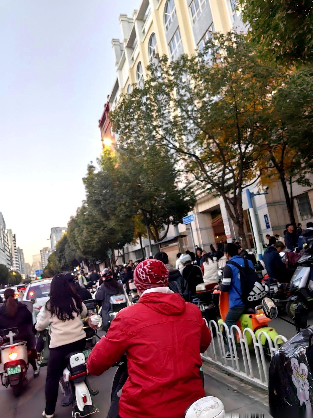 每天下午四点半，甭管你是王总还是李工，都得老老实实卡在学校门口，动弹不得。
我今