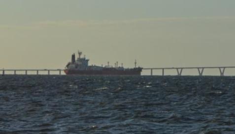 很多人以为特朗普抢的是180万桶油。错！他真正想抢走的，是全球能源贸易对“人民币