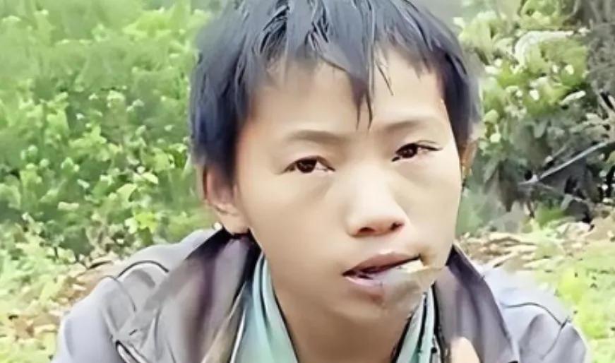 [月亮]广西6岁男孩杨六斤，父亲意外去世，母亲带着弟弟改嫁离去，他只能靠挖野菜、