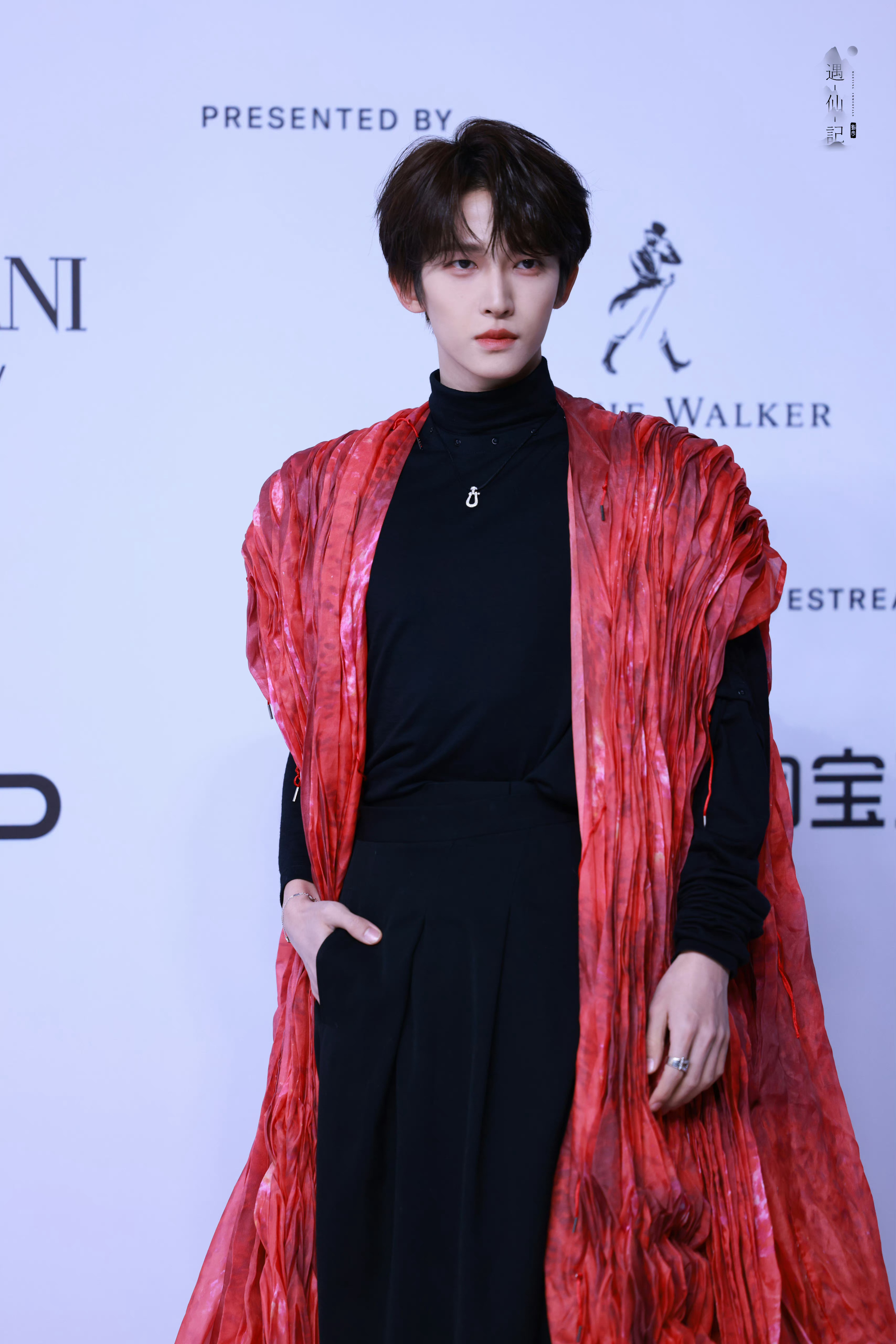 #刘宇把红毯穿在身上#今天刘宇GQ红毯造型有点东西！一身红黑配色🔥流动的冬日焰