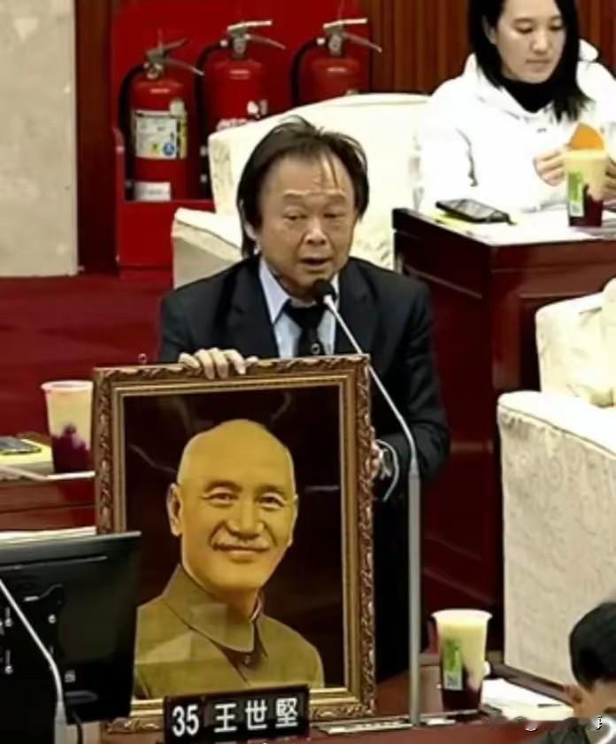 上任第二天+生日当天，2022年的蒋万安有多憋屈？王世坚当众甩来蒋介石遗像，一句