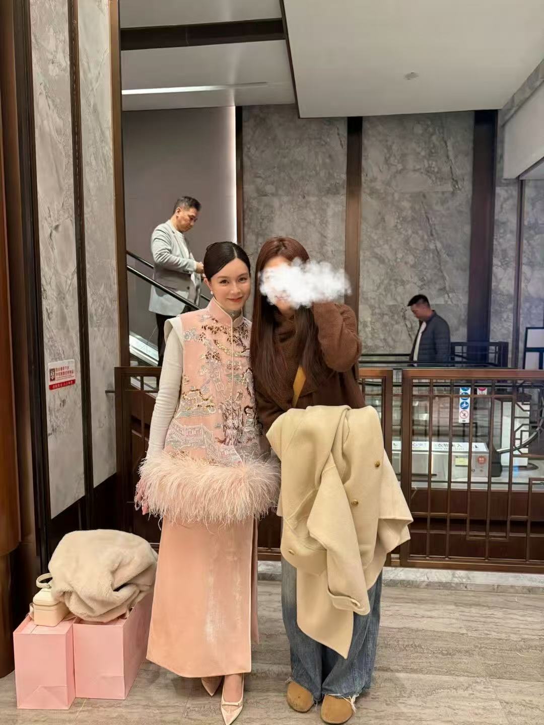 文咏珊现身霸王茶姬创始人婚礼文咏珊产后状态12月15日，身穿粉色新中式现身霸王茶