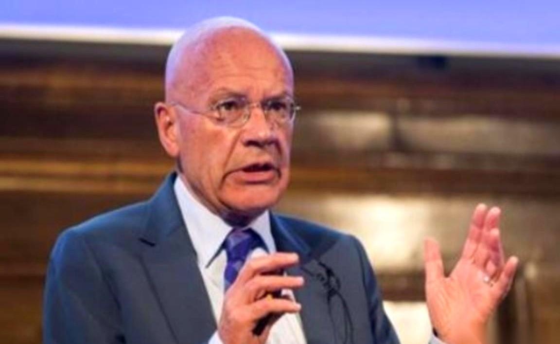 英国学者马丁·雅克，直接把话挑明了。
他说，美国之所以死死盯着中国，是因为中国犯