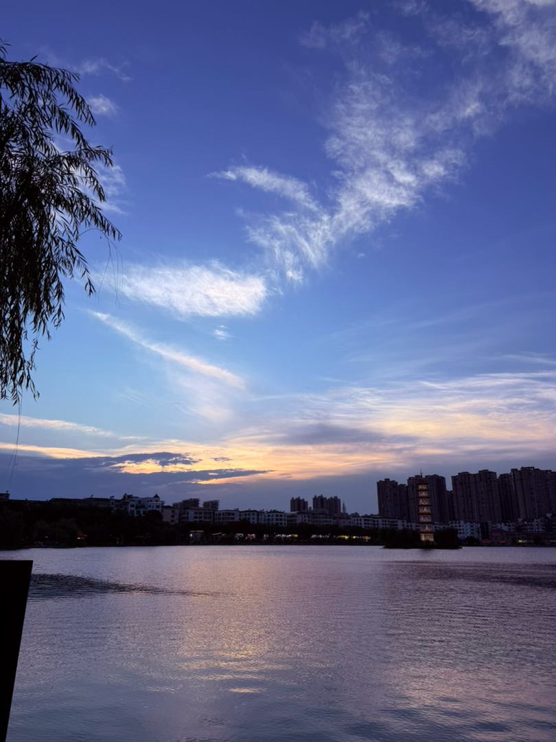 生活手记记录真实生活摄影摄影摄影 湖畔晚霞暮色漫过湖面时，整片天地都揉进温柔的霞