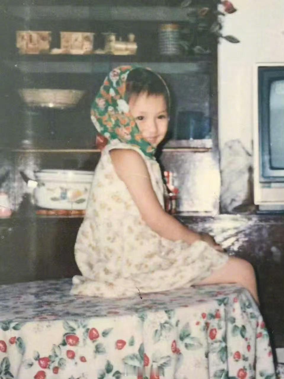 马思纯晒童年照马思纯发博晒了自己的童年照，从小美到大啊，期待新剧人之初！马思纯分