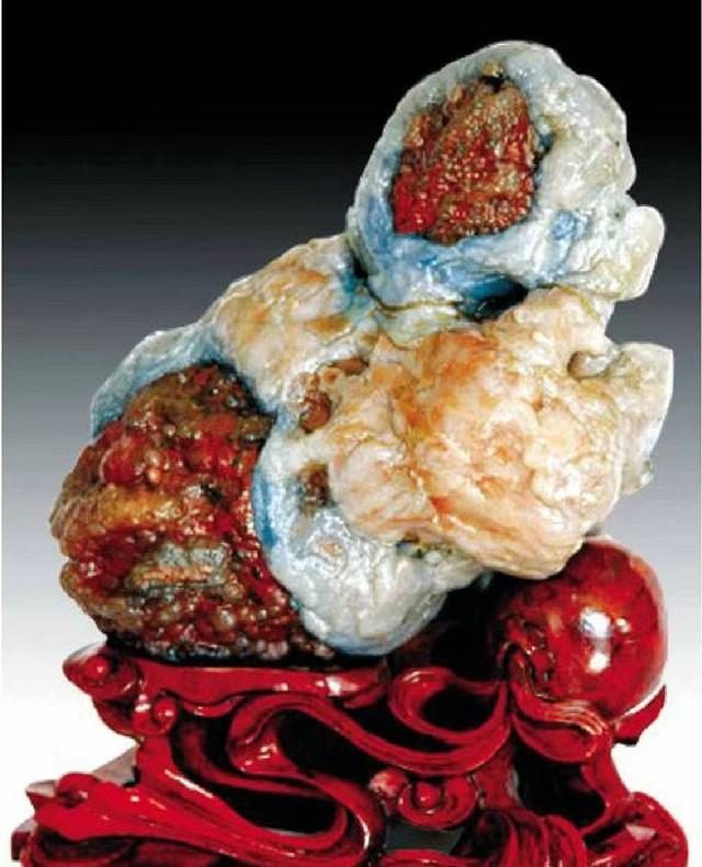 1993年，一牧民答应将一块拴羊的石头5万元卖给一广东人。

妻子突然从蒙古包里