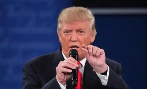 有人当面问特朗普：“世界上还有谁能管得了你？”他没有躲闪，直接接过了话。他说，联