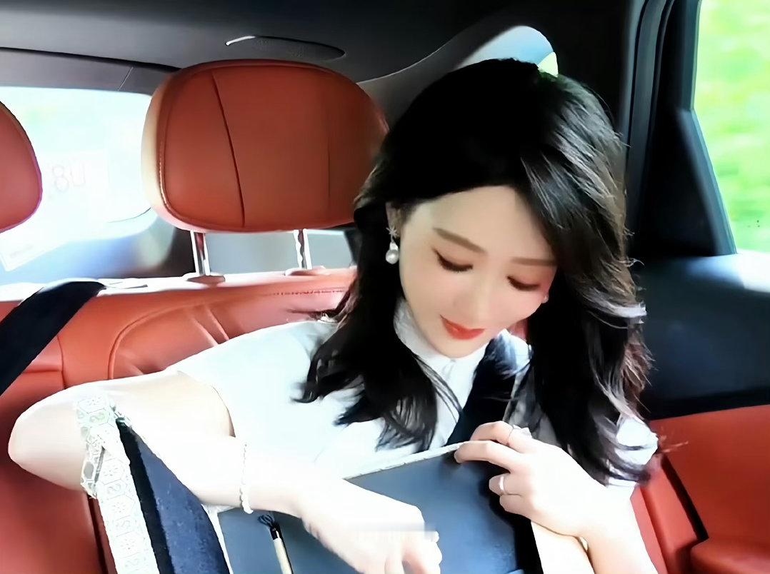 杨紫  yz杨紫董竹君 yz杨紫玉兰花开君再来 愿你执着于理想，纯粹于当下。