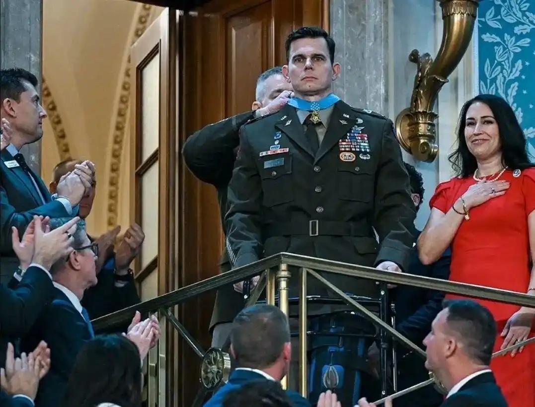 活捉马杜罗的美军五级准尉埃里克·斯洛弗的右袖子10道作战条纹，一道代表6个月实战