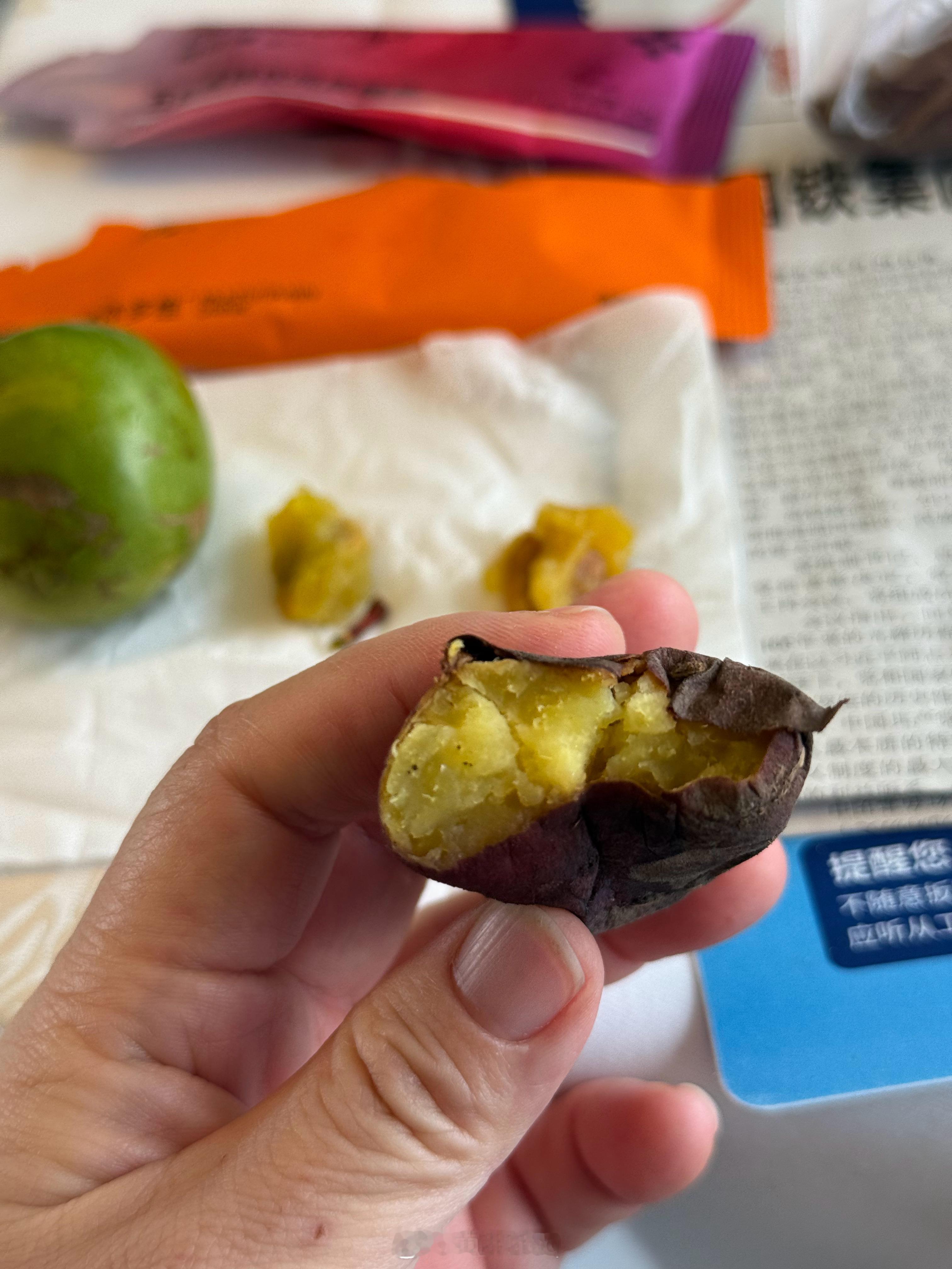 早安！已经过了江阴啦~我和初中生起来洗漱吃早饭咯。我吃烤红薯和桃李~她吃绿豆沙和