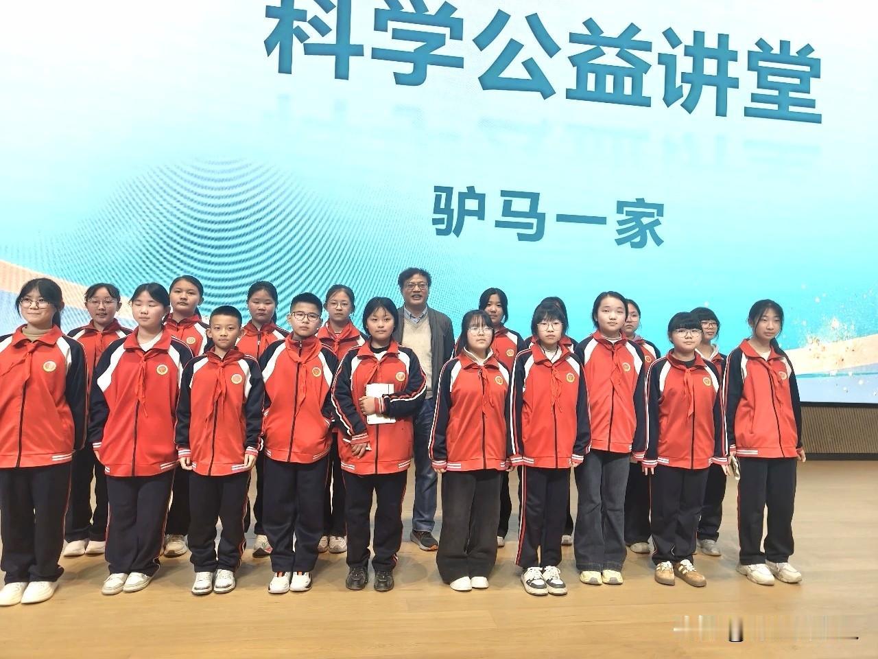 五一，在公司；
五二，在公司；
五三，在公司；
五四，还是在公司；
今天最后一天