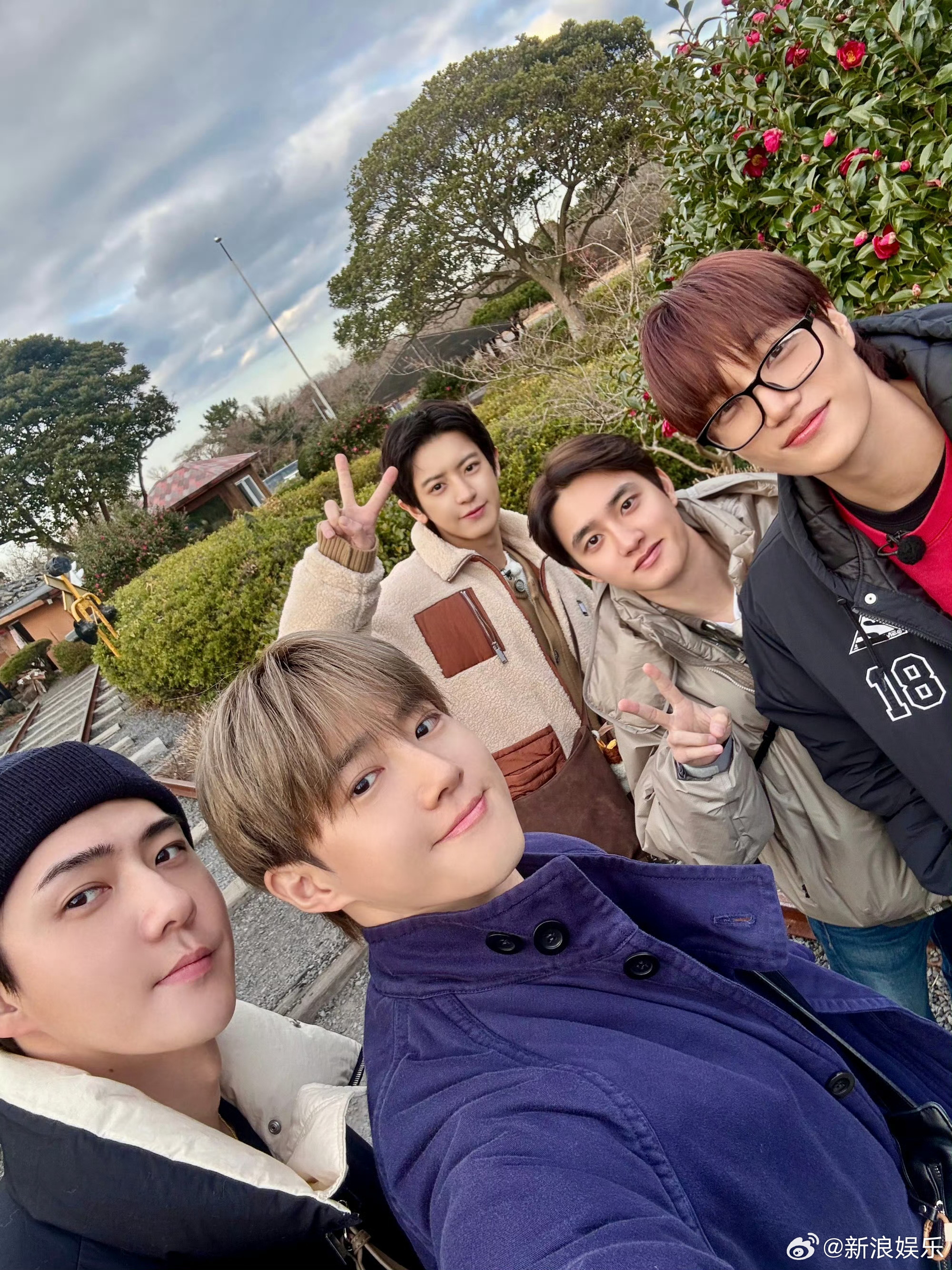 EXO庆祝出道14周年 4月8日是EXO出道14周年，官推晒出成员背影+手写信拍