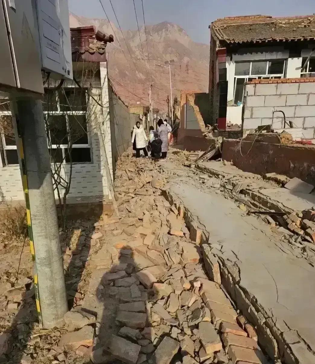 这次甘肃地震让我突然间明白一件事，有钱别买房，尤其是别贷款买房。
大家都知道，现