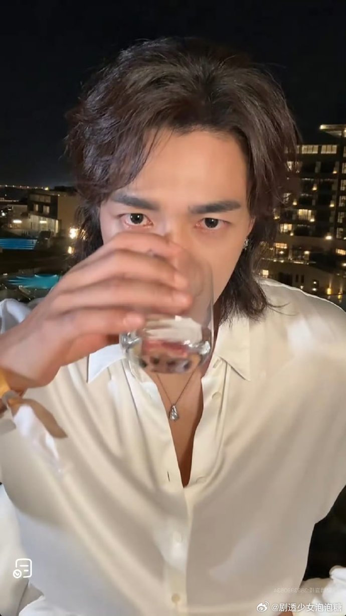 此沙直播此沙海边直播 海边的此沙好治愈！一手举贝壳笑眼弯弯，风拂乱头发也不管，随