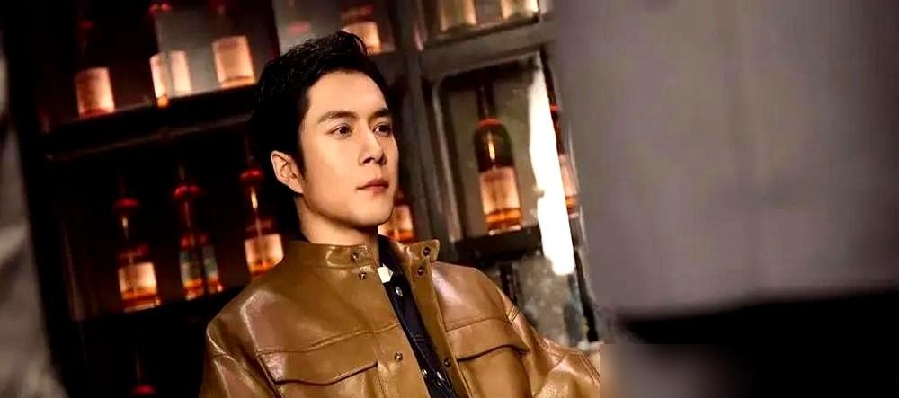 杨紫那部非遗大剧《祯娘传》，临播前被田曦薇的刑侦剧顶了央八档期。
 
说是后台预