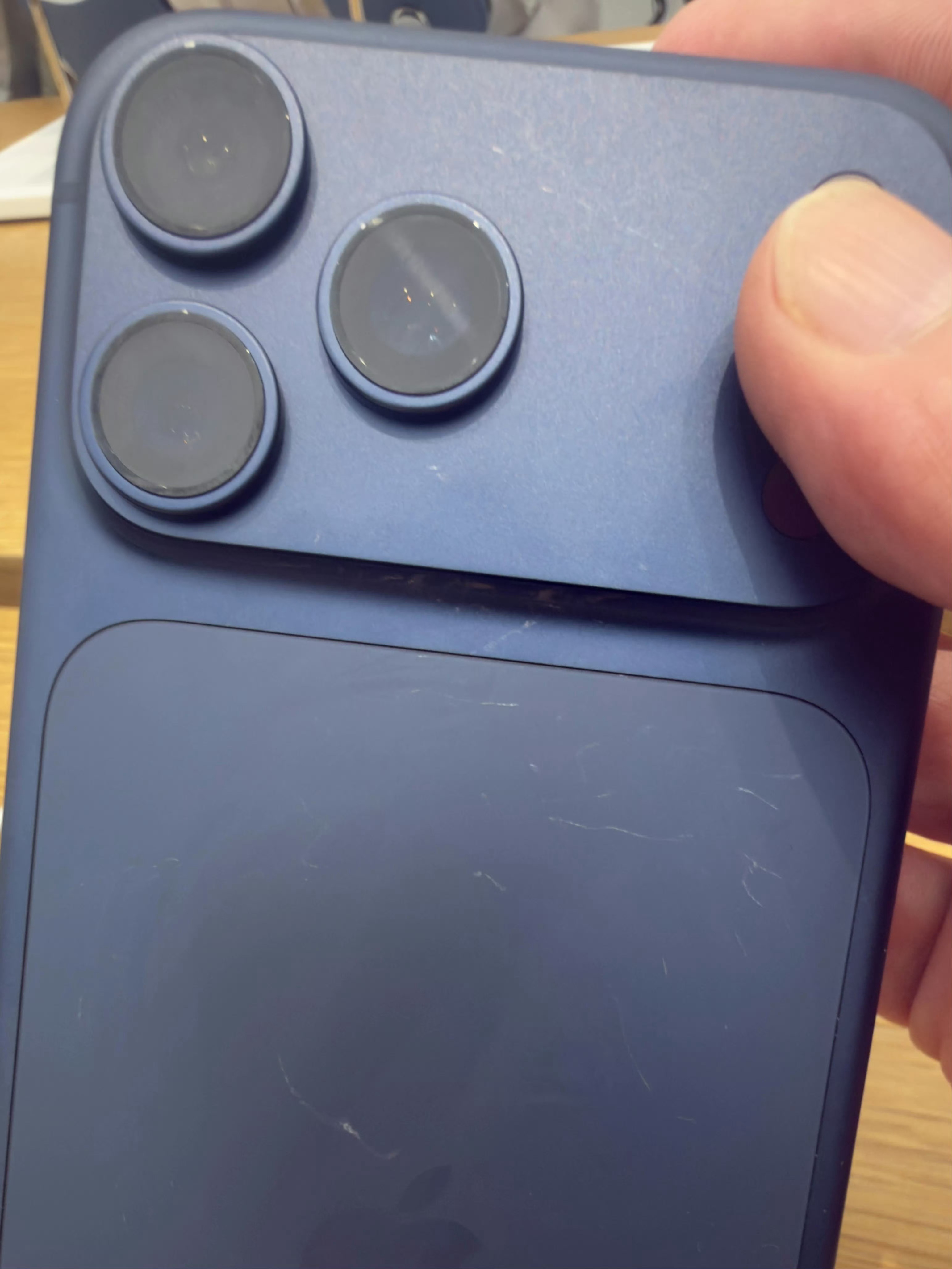 iPhone17Pro线下展出真机已满身划痕我滴妈呀，谁干的！才一上午就这样的。