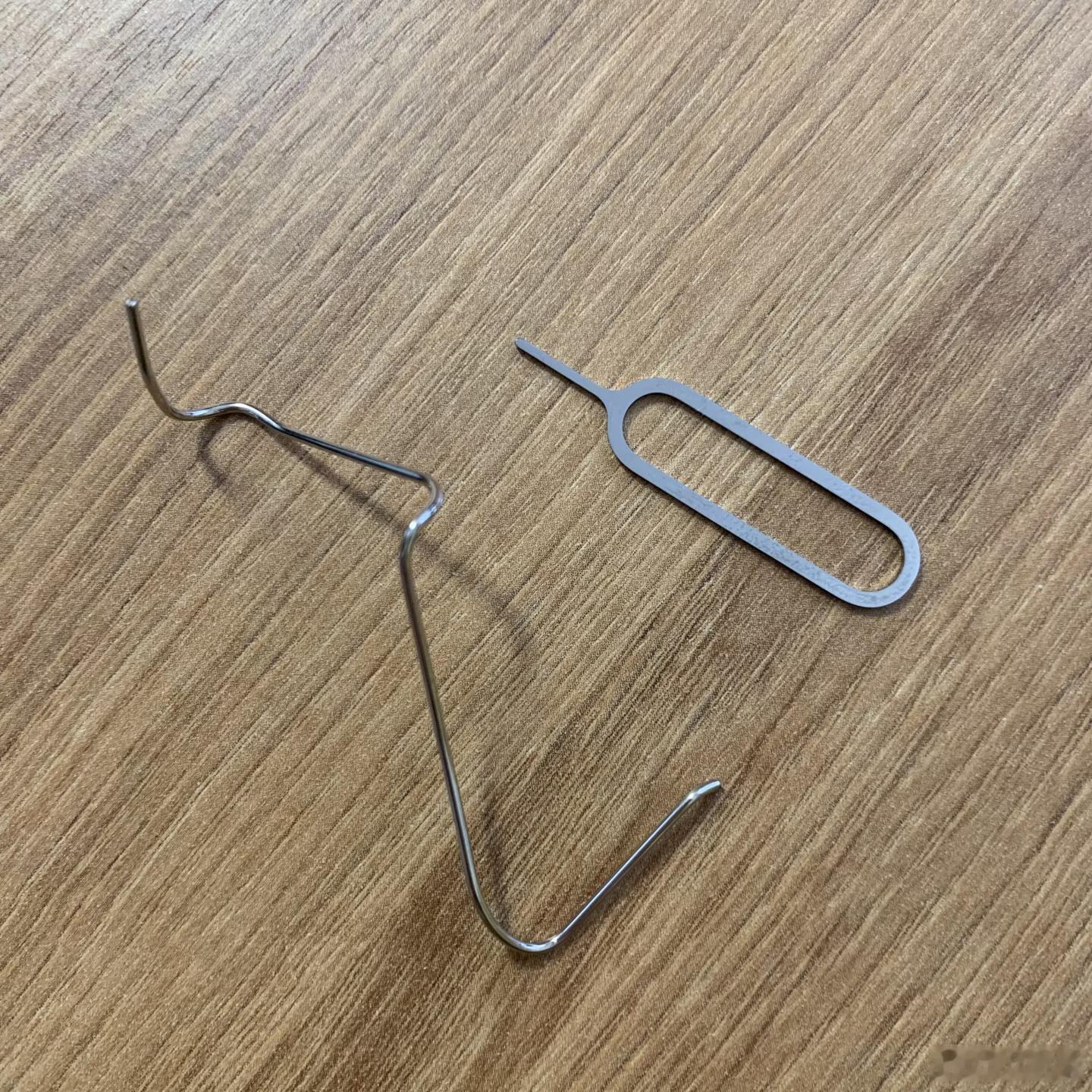 一直以为取卡针的作用只有换电话卡 我之前看到还有因为找不到取卡针，直接砸手机。遇
